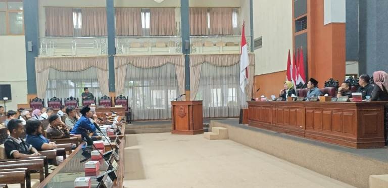 Pembangunan Kandang Ayam Dianggap Mengganggu, Warga Protes ke DPRD Kuningan