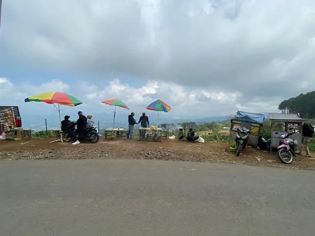 Cisantana Jadi Pusat Kunjungan Wisata, Pedagang Kaki Lima Buka Lapak Jualan Pinggir Jalan