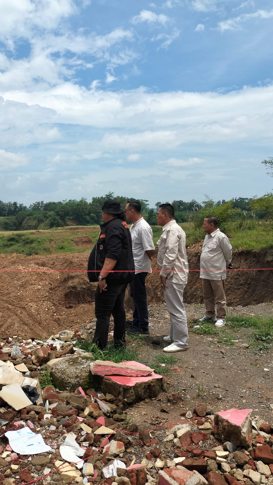 Komisi III DPRD Kabupaten Kuningan melaksanakan Kunjungan Dalam Daerah (KDD) ke PT. Ibra Mandiri di Cihaur dalam rangka monitoring terkait aspek pekerjaan umum, penataan ruang (PUTR), serta dokumen lingkungan atau AMDAL