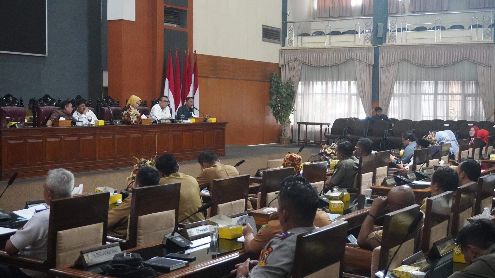 Rapat Kerja Pimpinan DPRD Kabupaten Kuningan Membahas Penataan Toko Modern Kabupaten Kuningan dan Evaluasi Program Kuningan Caang