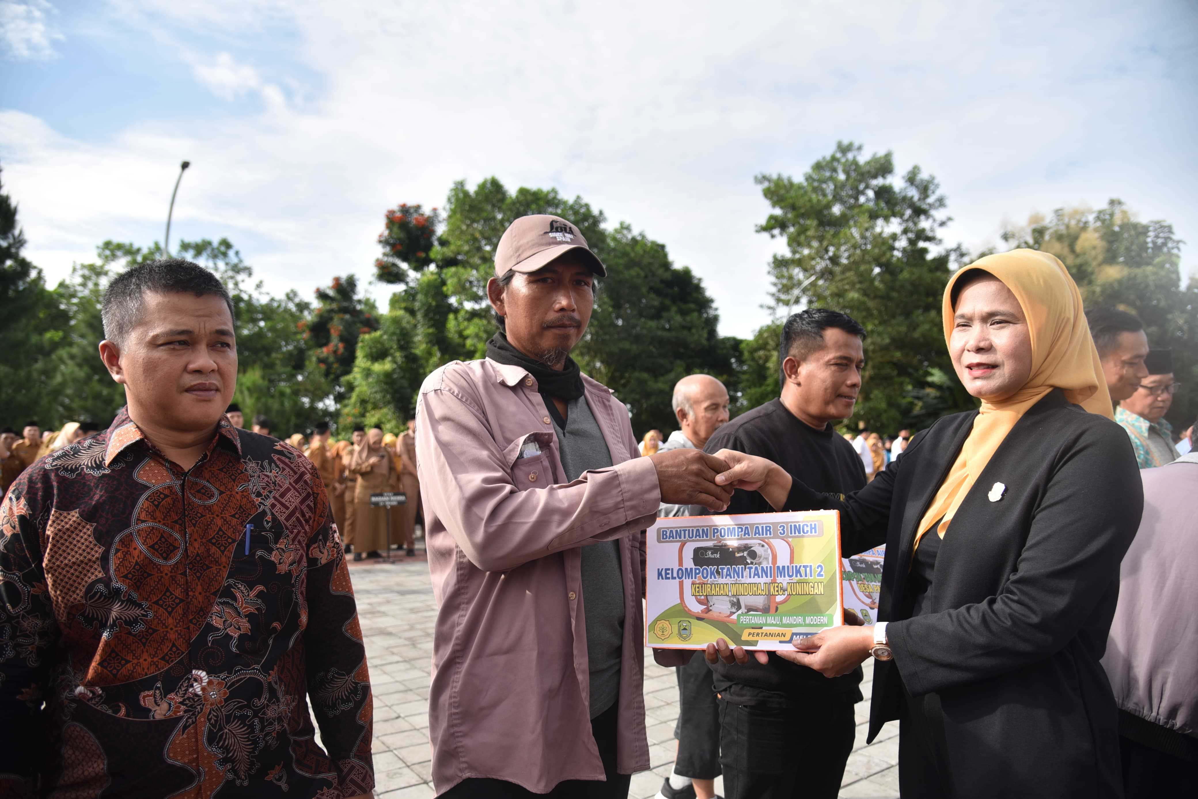 Pimpinan DPRD Kabupaten Kuningan, Saw Tresna Septiani, S.H menghadiri acara Penyerahan Bantuan Alat dan Mesin Pertanian